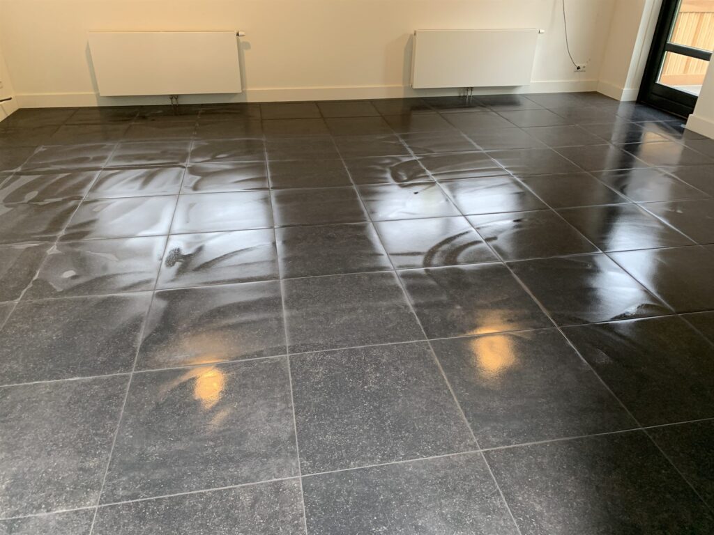 Woonkamer met grote antraciet vloertegels