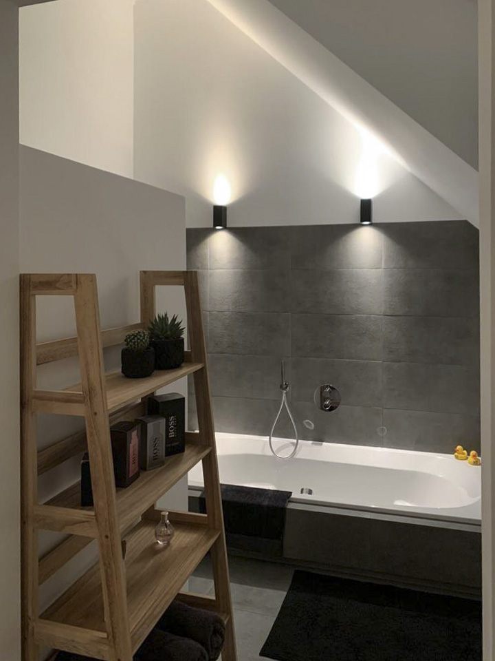 Badkamer onder een schuin dak met grijze tegels, foto 5
