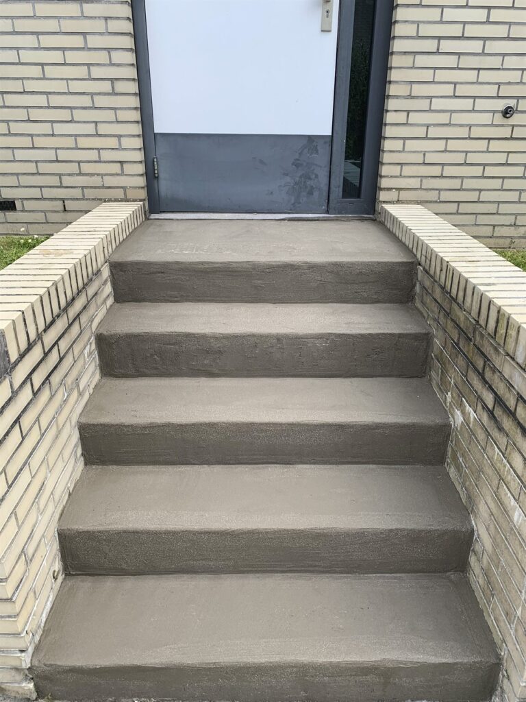 Buitentrap afgewerkt met antraciet tegels, foto 2
