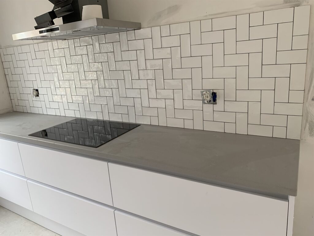 Keukenwand met witte tegels in visgraatpatroon