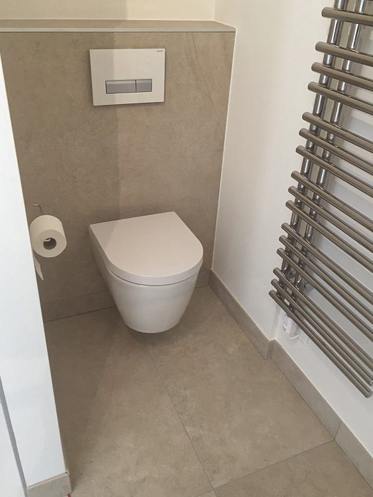Afgewerkt toilet met wandtegels